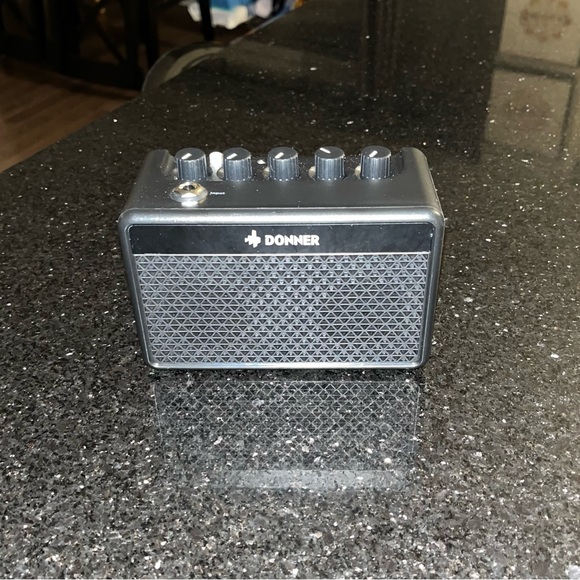 Mini Guitar Amplifier - Donner - Picture 5 of 6
